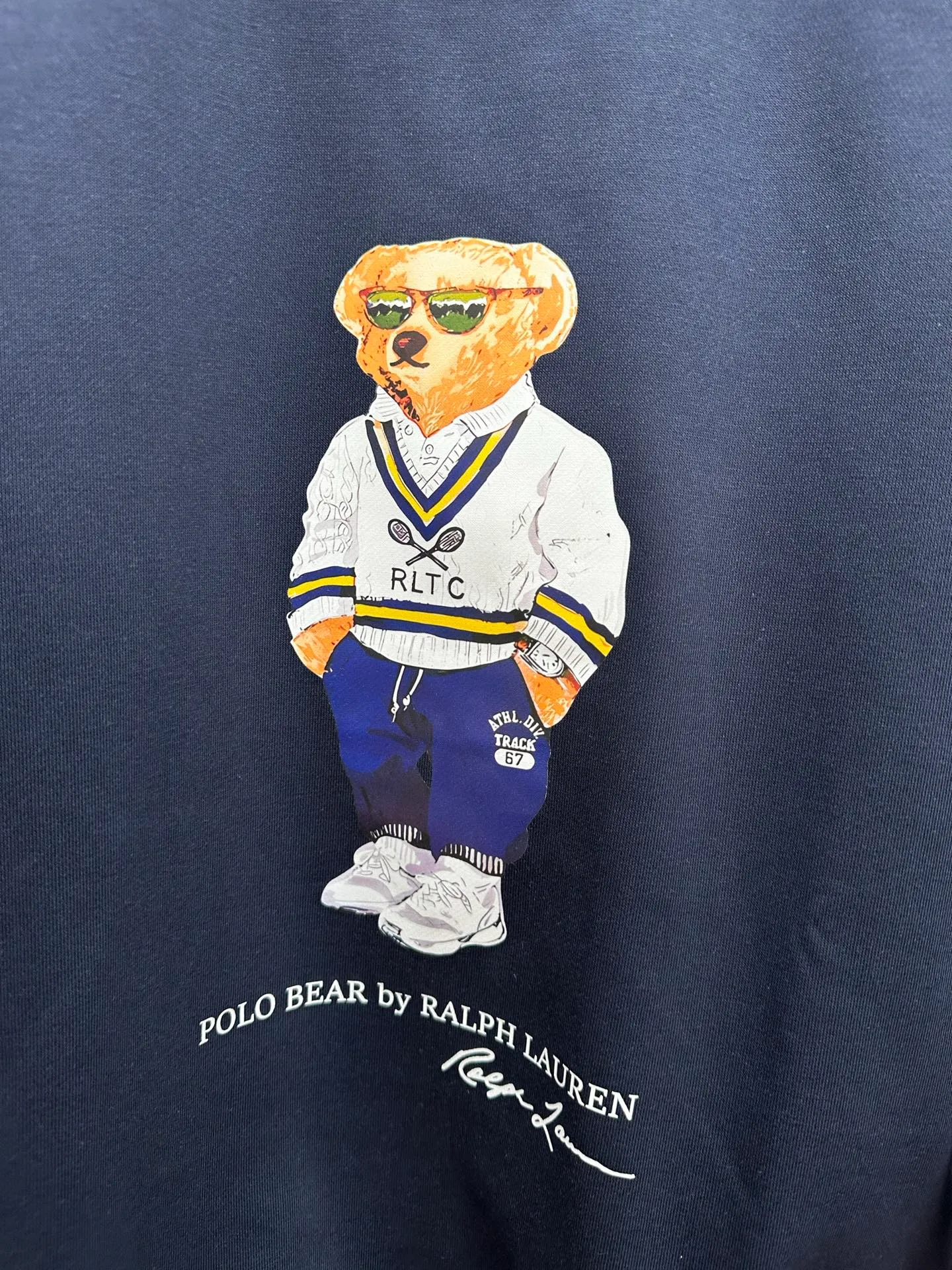 P250 RalphLauren/Ralph Lauren 2025 new autumn and winter bear letter printed terry sweatshirt Ralph Lauren's age-reducing item, the coat fabric is made of 60% cotton➕40% polyester, which not only retains the softness, comfort and breathability of cotton, but also adds the wear resistance and wrinkle resistance of polyester fiber, making the clothes more durable and easy to care for. Even in slightly cooler weather, you won't feel stuffy when wearing it. This kind of fabric has a natural crisp feel and is not easy to pill or deform. The bear on the chest is printed with English letters. It is full of color, full of three-dimensionality, and lifelike, adding a bit of liveliness and interest to the whole sweatshirt. There is no pressure to dress, regardless of age or gender. Complete accessories!  Color: Navy size: S M L XL